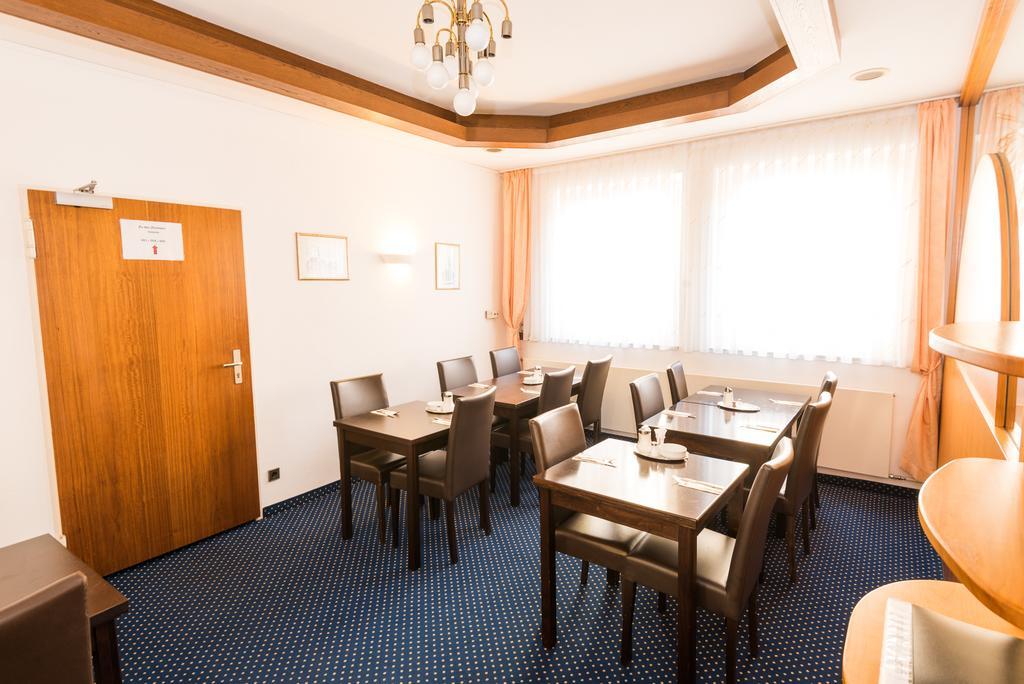 Hotel Am Friedensplatz Estugarda Exterior foto