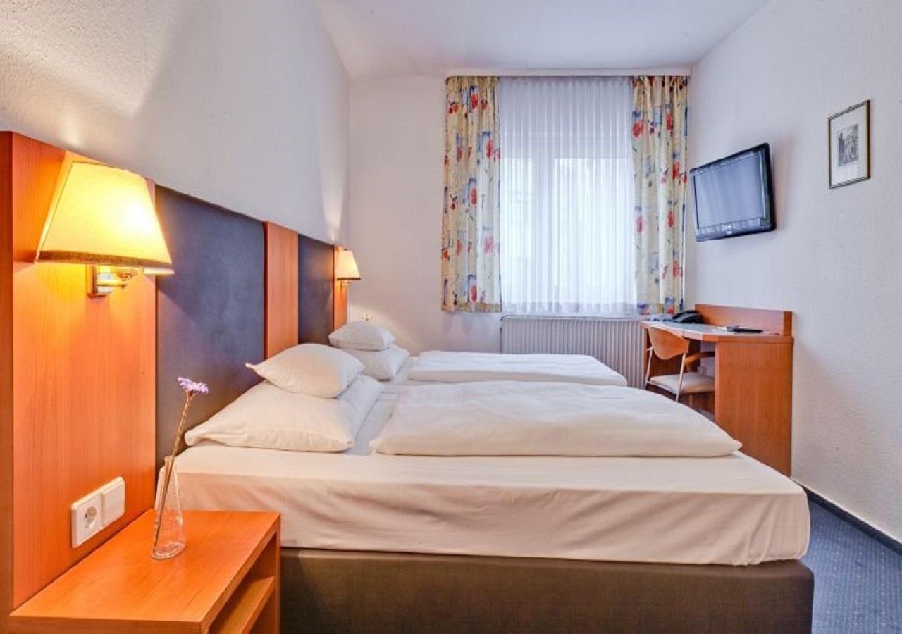 Hotel Am Friedensplatz Estugarda Exterior foto